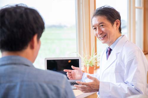 患者に説明している医師