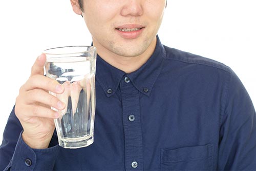 水を飲む男性