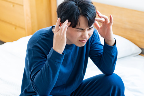 頭痛が起きる男性