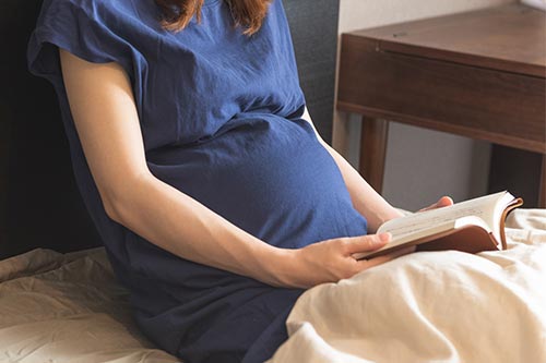 読書をする妊婦