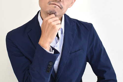 レビトラジェネリックの服用を検討する男性