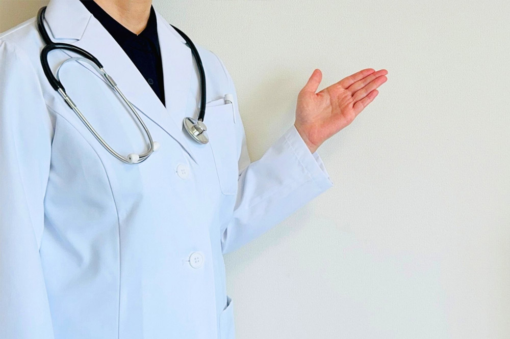 レビトラの副作用を抑えるポイントについて説明する医師