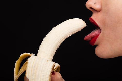 バナナを食べようとしている女性