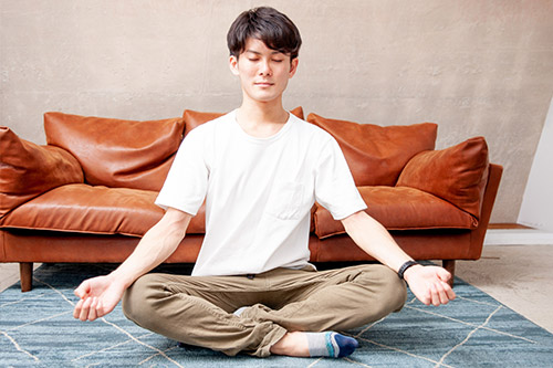 瞑想をする男性