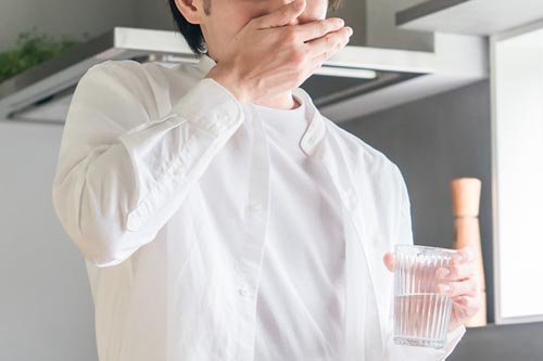 併用禁忌薬を服用する男性