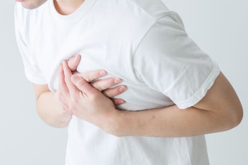 肺を押さえる男性