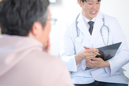 医師に相談する男性