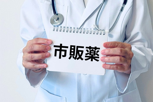 市販薬について説明する医師