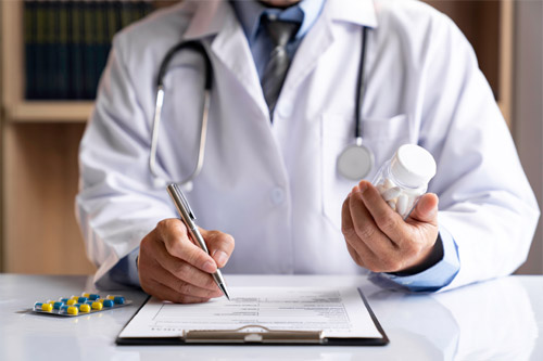 精力剤の効果について説明する医師