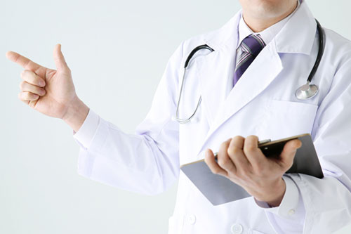 妊活で夫がEDを引き起こす原因について説明する医師