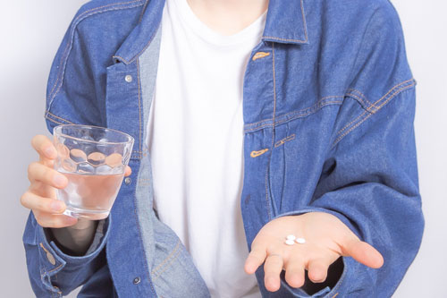 ED治療薬を服用する男性