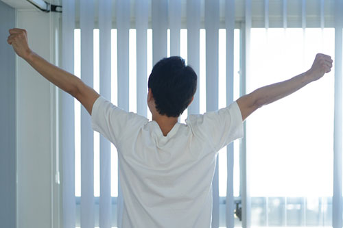 太陽の光を浴びる男性