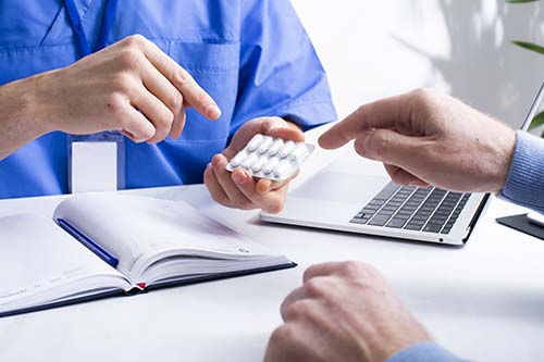 ED治療薬について説明する医師