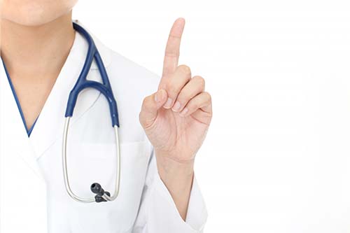指を指す医者