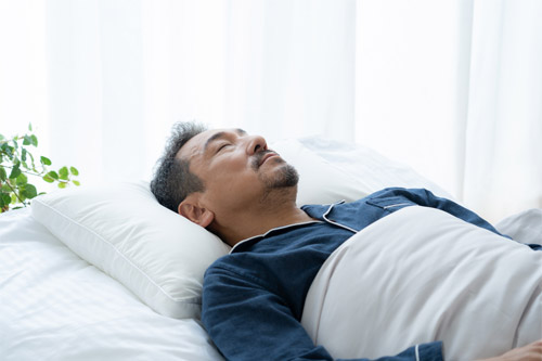 熟睡中の男性