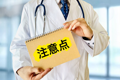 抗不安薬をED治療に用いる際の注意点について説明する医師