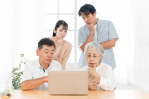 パソコンを見る家族