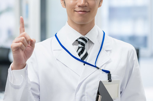 ICI治療が必要な方の特徴について説明する医師