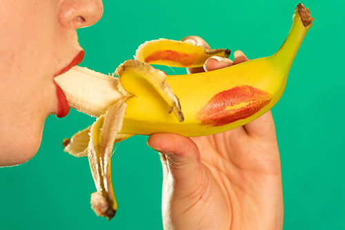 バナナを咥える女性