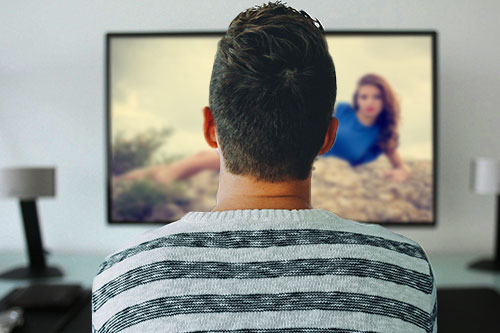 テレビを見る男性