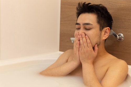 入浴中の男性