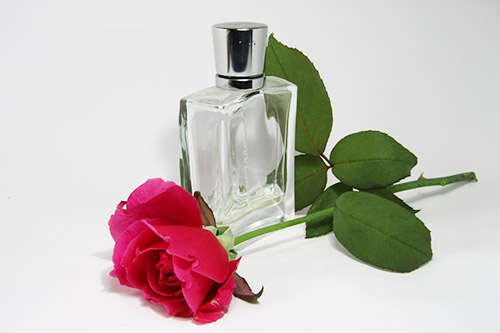 香水とバラ