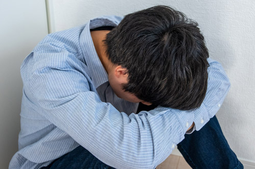 対人に不安感を抱く男性