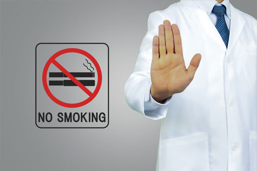 禁煙を促す医師