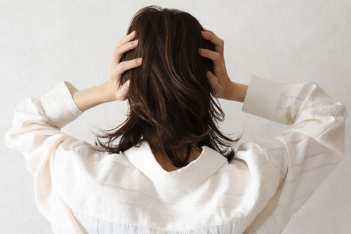 頭を抱える女性