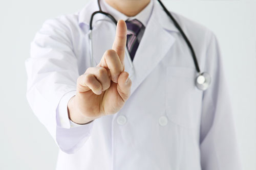 女性用バイアグラに関する注意点について説明する医師