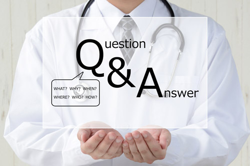 受診する際のよくある質問と回答について説明する医師