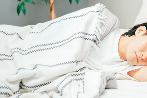 睡眠中の男性