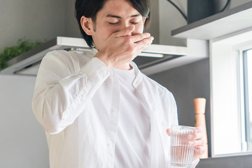 薬剤を服用する男性