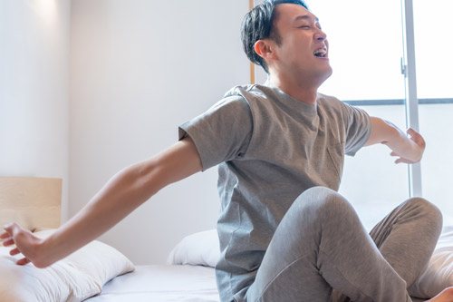 深呼吸をする男性
