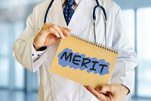 エクソソームによるED治療のメリットについて説明する医師