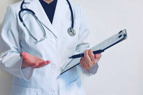 エクソソームによるED治療に適した方について説明する医師